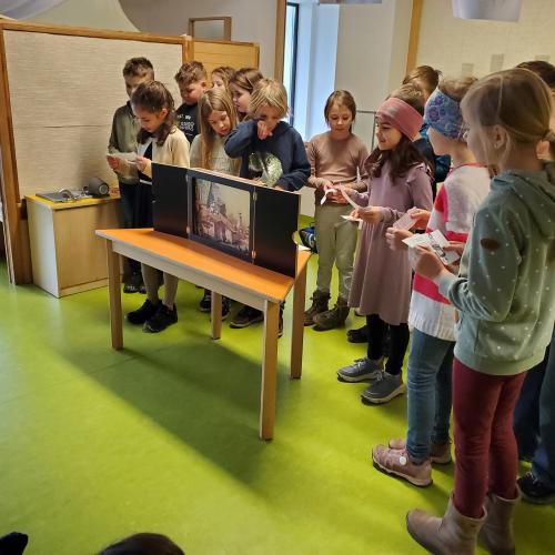 Die Kinder der 2.Klasse lesen den Kindern des Kindergartens Vomperbach eine Geschichte vor